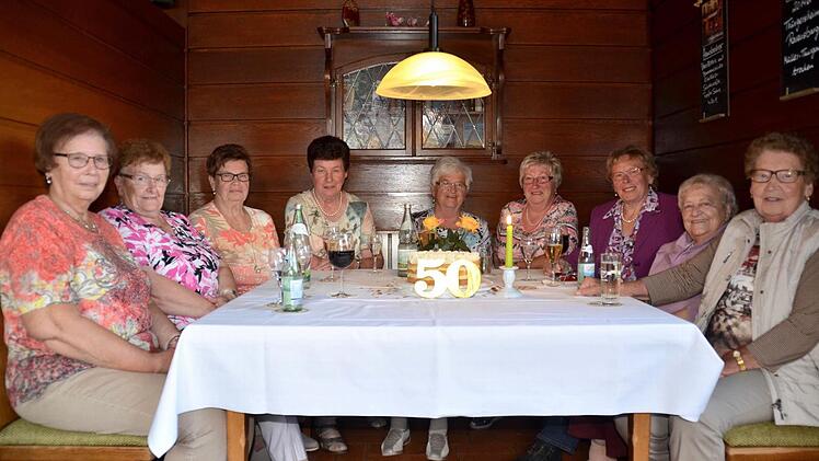 Die Lustigen Neun sind mittlerweile zwischen 75 und 80 Jahre alt und noch fit. Das sind von links: Magda Borst, Edeltraut Wehner, Marianne Schwarz, Christa Gündling, Irmgard Dünisch, Irmine Schmitt, Ingrid Schuck, Karola Grom und Paula Reuß. Foto: Kathrin Kupka-Hahn