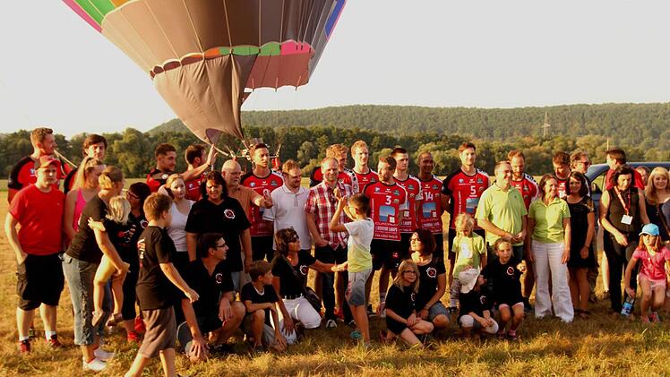 Spieler, Offizielle, Sponsoren und Freunde des VC Eltmann hatten viel Spaß mit den Heißluftballons.