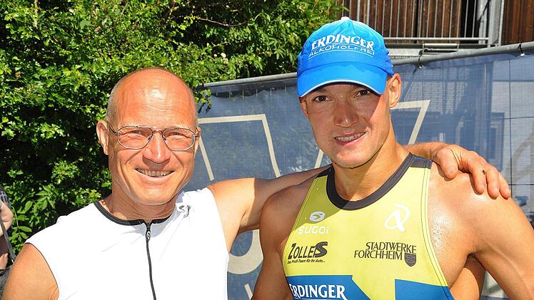 Profi-Triathlet Andreas Dreitz junior (rechts) mit Vater Andreas Dreitz senior, der ebenfalls in Trebgast startete. Foto: Karl Heinz Weber
