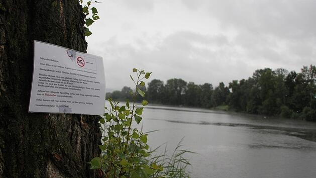 Die Hinweisschilder "Baden verboten" am Kleidersee bei Augsfeld werden wieder entfernt, die Blaualgengefahr ist vorerst vor&uuml;ber. Foto: Andreas L&ouml;sch