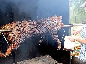 Besondere Attraktion ist in dem Eltmanner Stadtteil Jahr für Jahr die "Sau am Spieß", die bei der Zubereitung auch ein gekonntes Händchen erfordert. Fotos: Günther Geiling