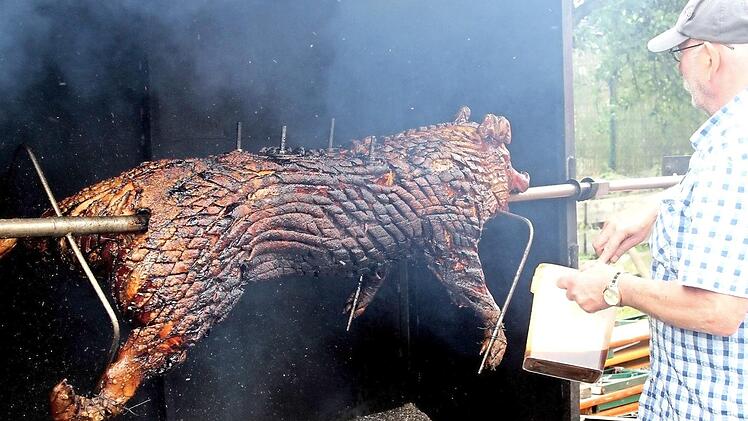 Besondere Attraktion ist in dem Eltmanner Stadtteil Jahr für Jahr die "Sau am Spieß", die bei der Zubereitung auch ein gekonntes Händchen erfordert. Fotos: Günther Geiling
