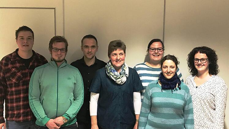 Die neue F&uuml;hrung (von links): Fabian Halbig (Beisitzer), Julis Geis (Kassenpr&uuml;fer), J&uuml;rgen Metz (Vorsitzender), Susanna Metz (Schriftf&uuml;hrer), Kathrin Kirchner (Vorsitzende), Annika Ludewig (Beisitzer), Julia Metz (Vorsitzende) - es fehlen: Reiner Metz (Kassierer), Christoph Emmert (Beisitzer) und Sabrina Metz (Kassenpr&uuml;fer). Andre Degand