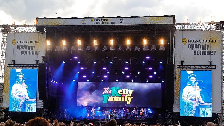 Bei ihrer Premiere in Coburg genossen die Mitglieder der Kelly Family die besondere Stimmung auf dem Schlossplatz.  Foto: Matthias Hoch
