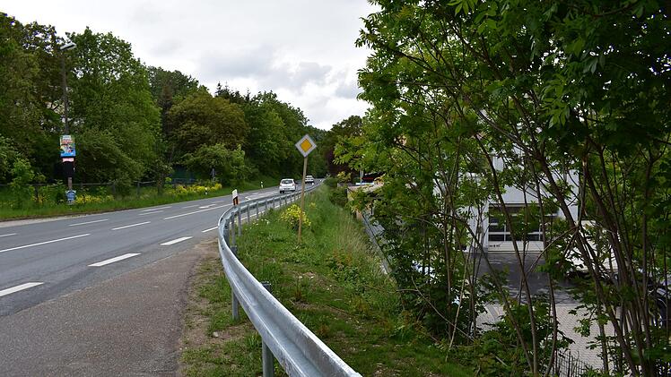 92 Meter lang ist die neue Leitplanke an der B 2. Foto: Petra Malbrich