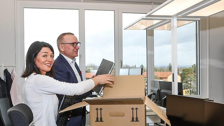 Friedrich Bayer und Maria Christel sind zwei von 2000 Siemens-Mitarbeitern, die bereits ihren neuen Arbeitsplatz bezogen haben.     Foto: Barbara Herbst