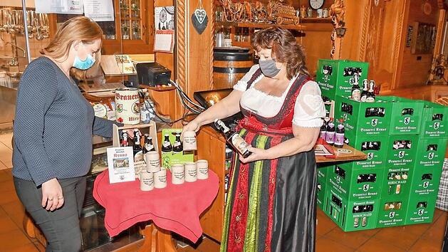 Im Brauerei-Gasthof Kraus in Hirschaid freut sich die Betreiberfamilie &uuml;ber die Neuerungen bei der Hilfsregelung.  Foto: Ronald Rinklef