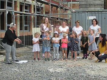 Beim Loblied auf das fleißige Handwerk aus Kinder- und Erzieherinnen-Kehlen schwang die Vorfreude auf den Einzug mit.                          Foto: Winfried Ehling