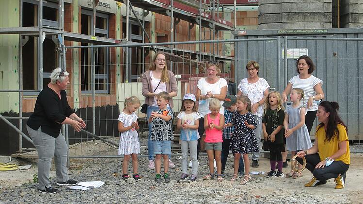Beim Loblied auf das fleißige Handwerk aus Kinder- und Erzieherinnen-Kehlen schwang die Vorfreude auf den Einzug mit.                          Foto: Winfried Ehling