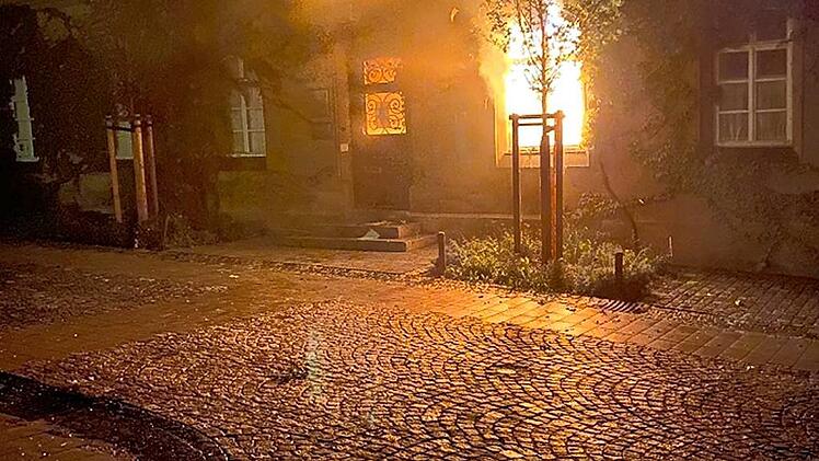 Nach wenigen Minuten waren die Bankräuber verschwunden, Flammen loderten aus der Castell-Bank.