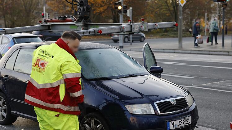 Skoda erfasst Fußgängerin: Frau schwerverletzt