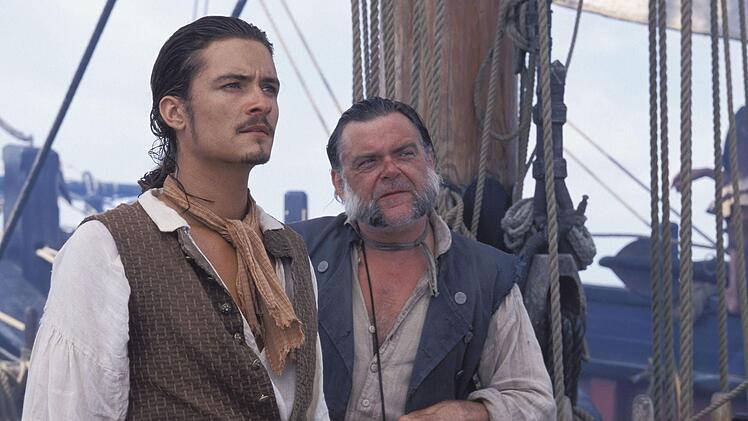 Will Turner (Orlando Bloom, links, mit Kevin McNally) segelt seiner großen Liebe hinterher.