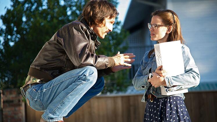 Ron Woodroof (Matthew McConaughey) versucht &Auml;rztin Eve (Jennifer Garner) von der verheerenden Wirkung der erlaubten Medikamente gegen Aids zu &uuml;berzeugen.