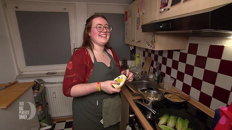 Ein Klecks Mayonnaise soll die Langustenschw&auml;nze verfeinern.