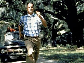 Forrest Gump Forrest (Tom Hanks) läuft schneller als seine Verfolger.
