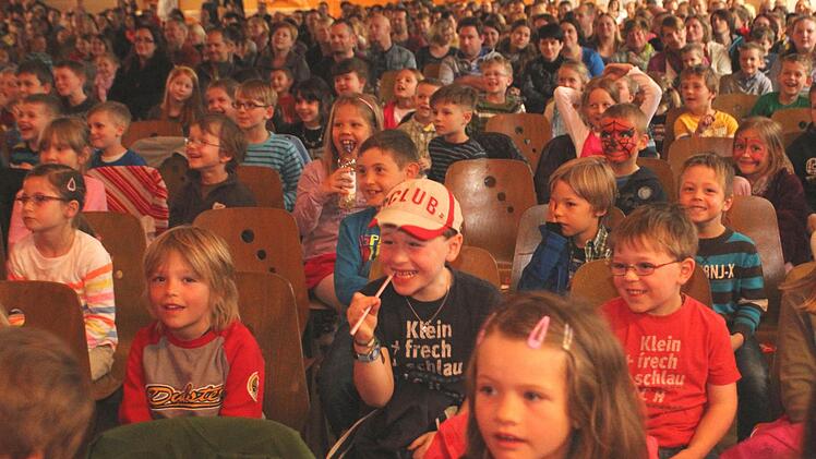 Die Franz-Hofmann-Halle war voll. Kinder, Eltern und Großeltern sahen das Hexen-Abenteuer auf dem Seil.