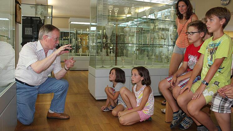 Aufmerksam hören die Kinder zu, wenn Peter Gutzeit ihnen über die lustigen Scherzgläser der Ritter berichtet.