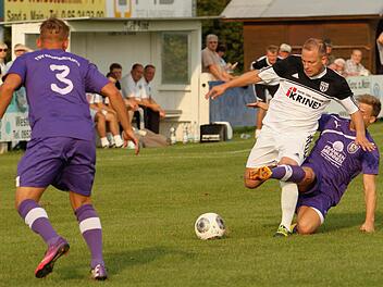 Hier kann der Sander Bernd Pankratz (2. von rechts) nur noch mit einem Foul vom Ball getrennt werden. Links der Neustadter Kevin Köhler.