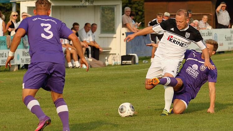 Hier kann der Sander Bernd Pankratz (2. von rechts) nur noch mit einem Foul vom Ball getrennt werden. Links der Neustadter Kevin Köhler.