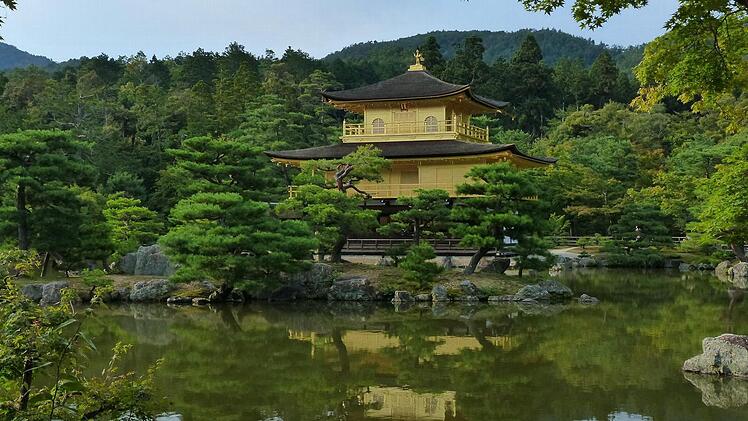 Vereint japanischen Stil mit chinesischen Bauelementen - der Goldene Pavillon in Kyoto. Foto: Manfred Wagner