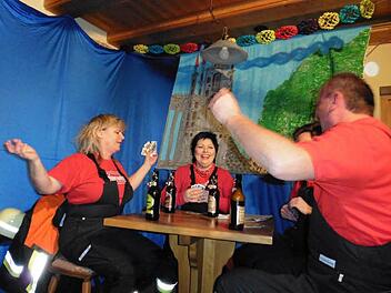 Die Feuerwehr ist eine gemütliche Truppe, wenn aber das Dorfgasthaus vom Feuer bedroht wird, werden alle lebendig. Fotos: privat