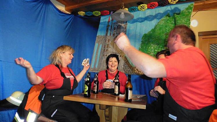 Die Feuerwehr ist eine gemütliche Truppe, wenn aber das Dorfgasthaus vom Feuer bedroht wird, werden alle lebendig. Fotos: privat