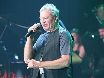 Ian Gillan, einst kreischende Rock-Röhre bei Deep Purple, mühte sich sichtlich ab.  Foto: RiegerPress
