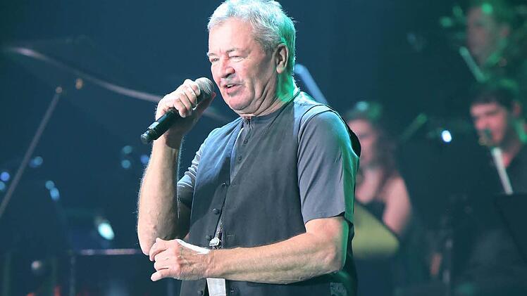 Ian Gillan, einst kreischende Rock-Röhre bei Deep Purple, mühte sich sichtlich ab.  Foto: RiegerPress