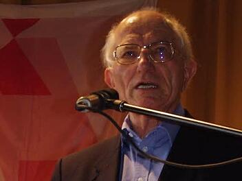 Peter Keller sprach am "Tag der Arbeit" in Wallenfels. Foto: Heike Schülein