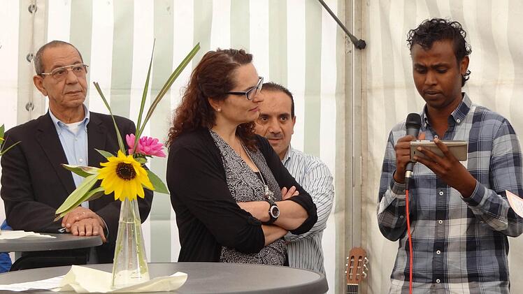 Die Neubürger fühlen sich in Ebern sehr wohl und sind dankbar für all die viele ehrenamtliche Hilfe (von links): Achmed Saffouri (Übersetzer aus Baunach), Ulla Hofmann (Ehrenamtliche aus Ebern)Ziad Abdullah aus Syrien, und Ferhan aus Somalia. Fotos: Johanna Eckert