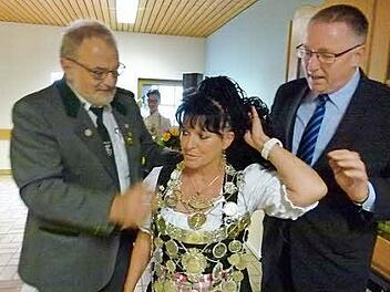 Gerne ließ sich die neue Schützenkönigin Heidi Ganß von Oberschützenmeister Aribert Machold (links) und Bürgermeister Udo Döhler (rechts) die Königskette umhängen. Fotos: Lothar Weidner