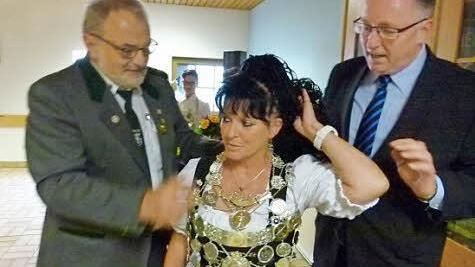 Gerne ließ sich die neue Schützenkönigin Heidi Ganß von Oberschützenmeister Aribert Machold (links) und Bürgermeister Udo Döhler (rechts) die Königskette umhängen. Fotos: Lothar Weidner