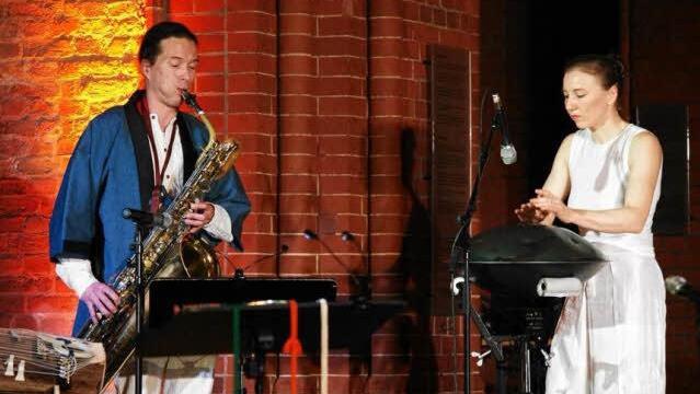 Beate Gatscha und Gert Anklam mit Bariton-Sax und Hang.  Foto: Liquid Soul