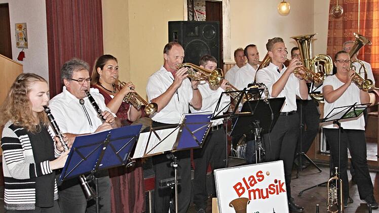 Die "Riether Blasmusik" aus Thüringen spielte zur Feierstunde auf.