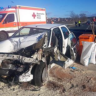 B470 bei Lonnerstadt: Seniorin stirbt nach Kollision mit Land Rover