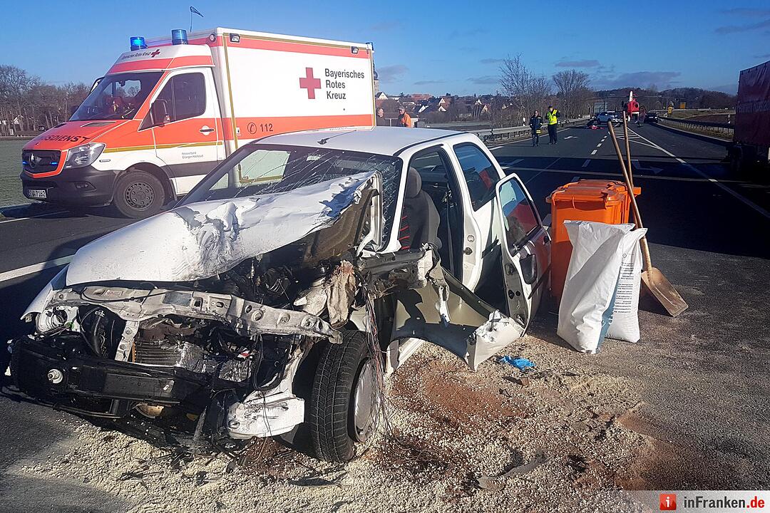 B470 bei Lonnerstadt: Seniorin stirbt nach Kollision mit Land Rover