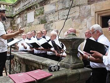 Die Sambacher Sänger vor historischer Kulisse im Jagdschlösschen Rockenbrunn Fotos: Evi Seeger
