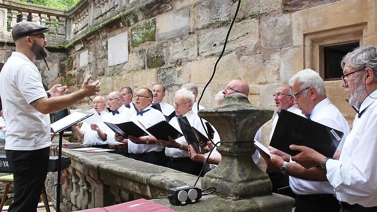 Die Sambacher Sänger vor historischer Kulisse im Jagdschlösschen Rockenbrunn Fotos: Evi Seeger