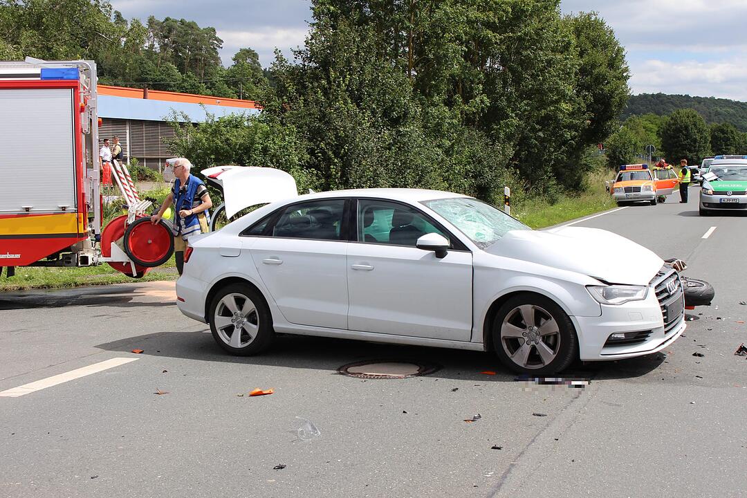 Kreis Neustadt/Aisch: Motorrad kracht ungebremst in Audi – 28-Jähriger stirbt