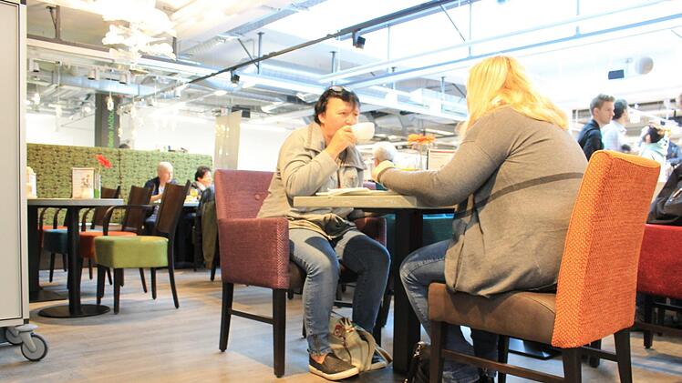 Die Plätze zum gemütlichen Kaffeetrinken waren schnell besetzt. Foto: Dominic Buckreus