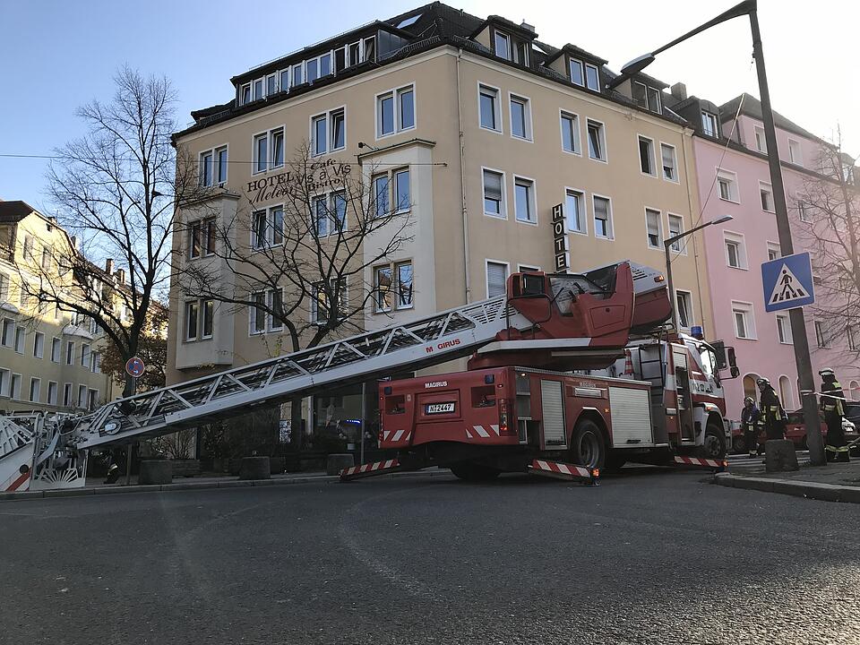 Wohnungsbrand in Nürnberg: Feuerwehr rettet Bewohner mit Drehleiter