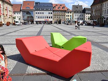 Die "Enzis", Kunststoffmöbel in bunter Farbe, standen im Sommer 2017 zum Probesitzen in Bamberg bereit. Archivfoto: Ronald Rinklef