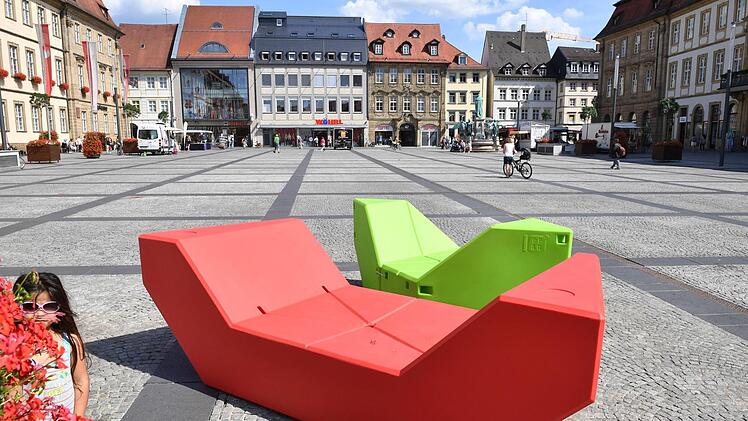 Die "Enzis", Kunststoffmöbel in bunter Farbe, standen im Sommer 2017 zum Probesitzen in Bamberg bereit. Archivfoto: Ronald Rinklef