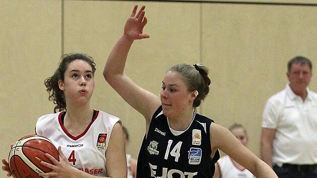 Die junge Stegauracherin im Trikot der DJK Brose, Nina K&uuml;hhorn (l.), zieht an der pfeilschnellen Mittelhessin Luzie Hegele vorbei. Fotos: sportpress