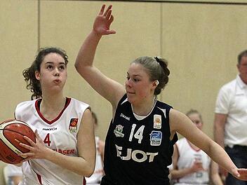Die junge Stegauracherin im Trikot der DJK Brose, Nina Kühhorn (l.), zieht an der pfeilschnellen Mittelhessin Luzie Hegele vorbei. Fotos: sportpress