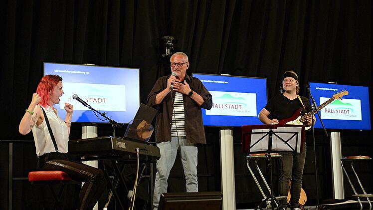 Sarah Straub, Konstantin Wecker und Andi Schmidt (von links) hatten mächtig Spaß an ihrem ersten Live-Auftritt vor Publikum seit Monaten.  Foto: Helmut Ölschlegel