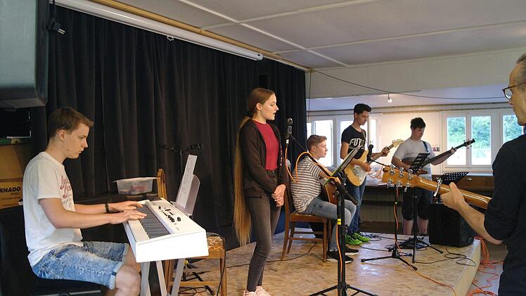 Während der Corona-Krise ein seltenes Bild: Ein Livekonzert vor Publikum.  Die Schüler der August-Kömpel-Musikschule traten am Wochenende zumindest in kleinem Rahmen auf. Foto: Stephanie Elm