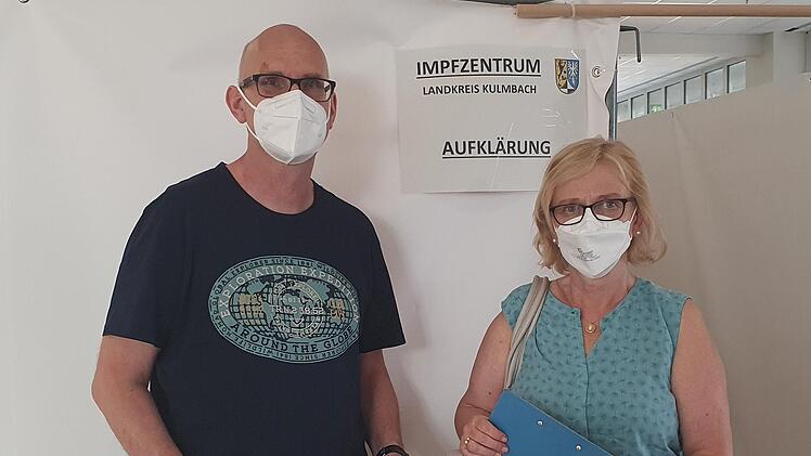 Claudia und Reinhold Dettlaff aus Himmelkron sind glücklich, dass sie im Impfzentrum ihre Zweitimpfung bekommen. Foto: Christine Fischer