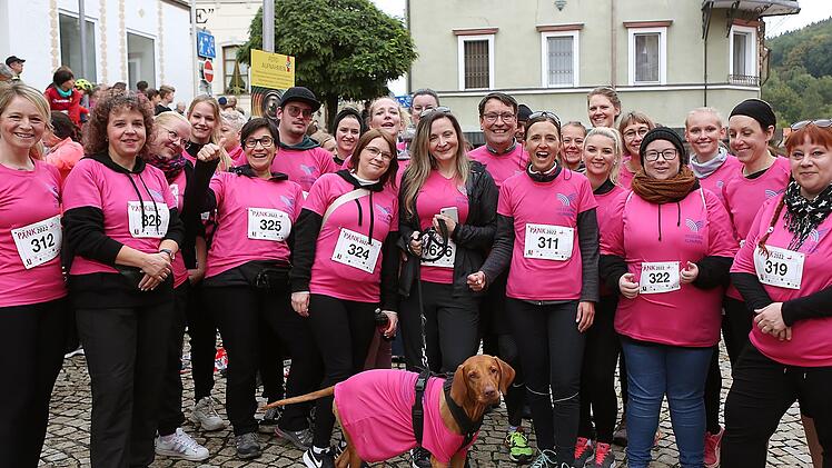 Das Team der Hescuro-Kliniken mit Hündin Emma, der einzigen angemeldeten tierischen Teilnehmerin. Es liefen aber noch einige Vierbeiner mehr mit. Foto: Kerstin Junker