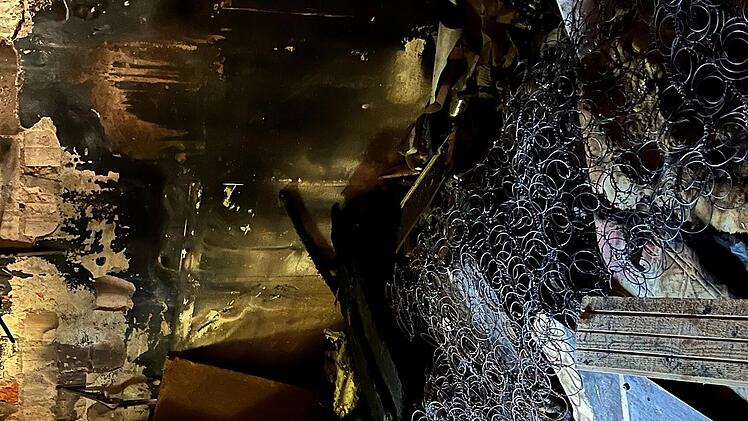 So sah es unmittelbar nach dem Brand in einem der Kellerabteile der Hausnummer 2 aus. Sämtliche eingelagerten Gegenstände sowie Dämmmaterial und Kabel mussten entsorgt werden.